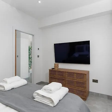 Stunning New 1 Bed Apartment In Marazion. Exterior photo