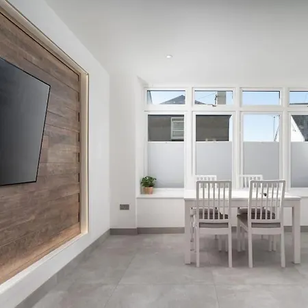 Stunning New 1 Bed Apartment In Marazion. Exterior photo