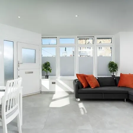 Stunning New 1 Bed Apartment In Marazion. Exterior photo